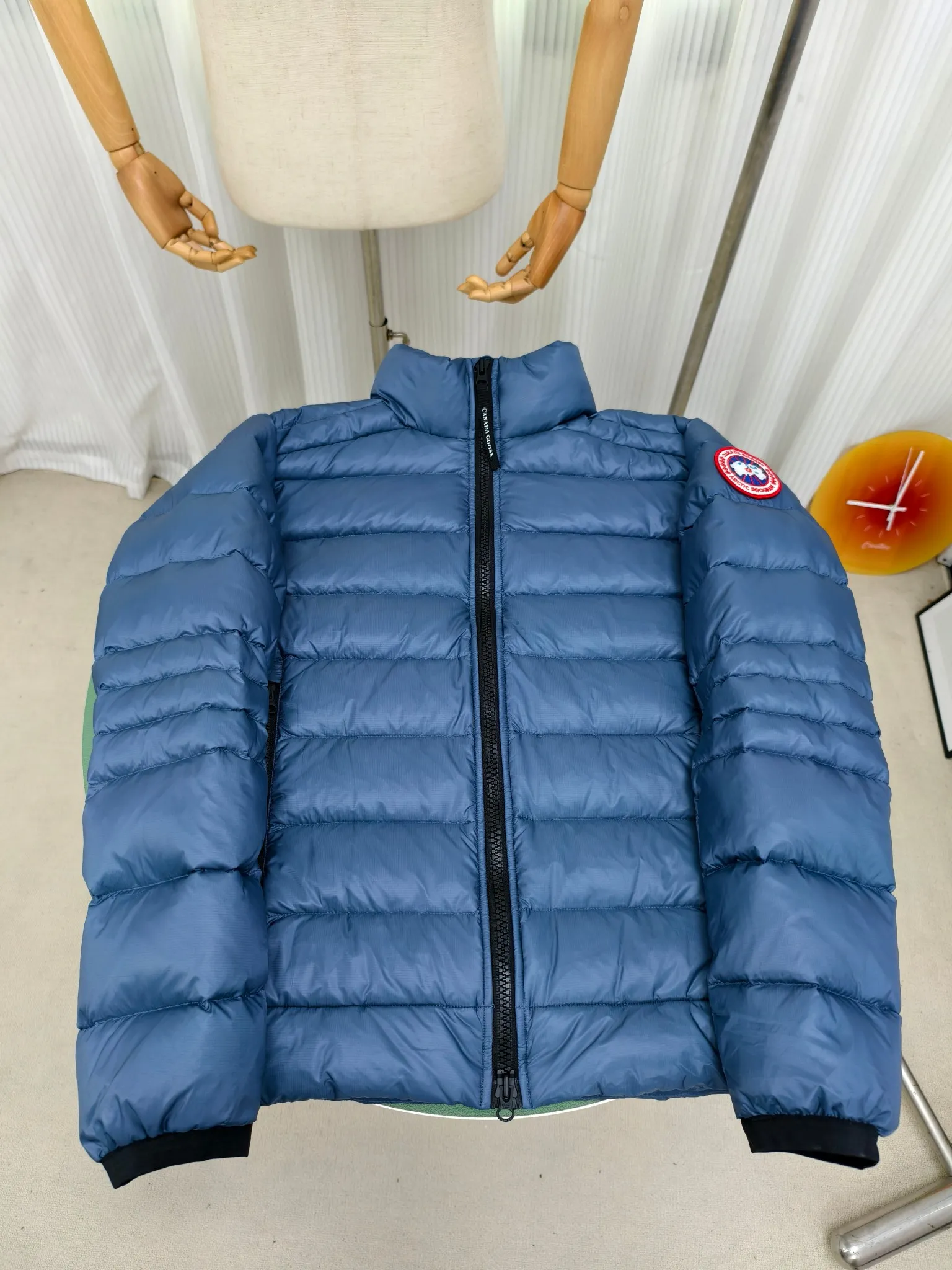 P880 2228M model (high version) Canada goose Crofton down jacket, this is a down jacket suitable for late autumn and early winter: on cold and rainy mornings, it can be used as a layer of warmth inside the rainproof jacket, and can be worn alone in the late autumn and early winter with a little bit of coolness. Filled with white duck down. The Crofton Jacket is a versatile, lightweight and versatile piece that even packs itself in for easy transport. The inner layer has removable elastic straps, making the jacket easy to carry on the shoulder and hands-free. 2 zippered hand pockets with fleece fabric on the knuckle side for softness and warmth. Color: black with black label, black with red label, ocean blue, superoxide blue, silver birch red label, silver birch black label Size: XS-2XL
